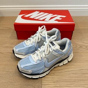 Nike Women’s Zoom Vomero 5 - Photon Dust/ Royal Tint - Size 7.5W